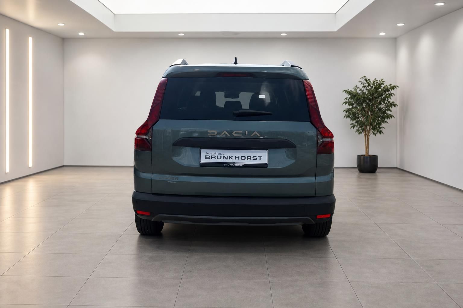 Dacia SUV Heckansicht in grün metallic - Rückleuchten und Heckklappe im eleganten Showroom