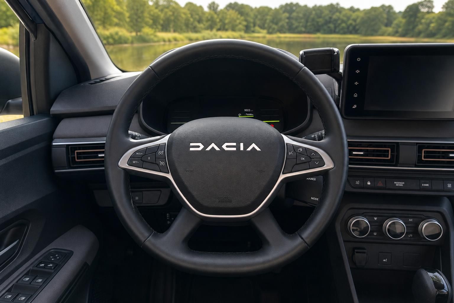 Dacia Cockpit mit Lenkrad und Touchscreen - moderne Instrumententafel im schwarzen Design