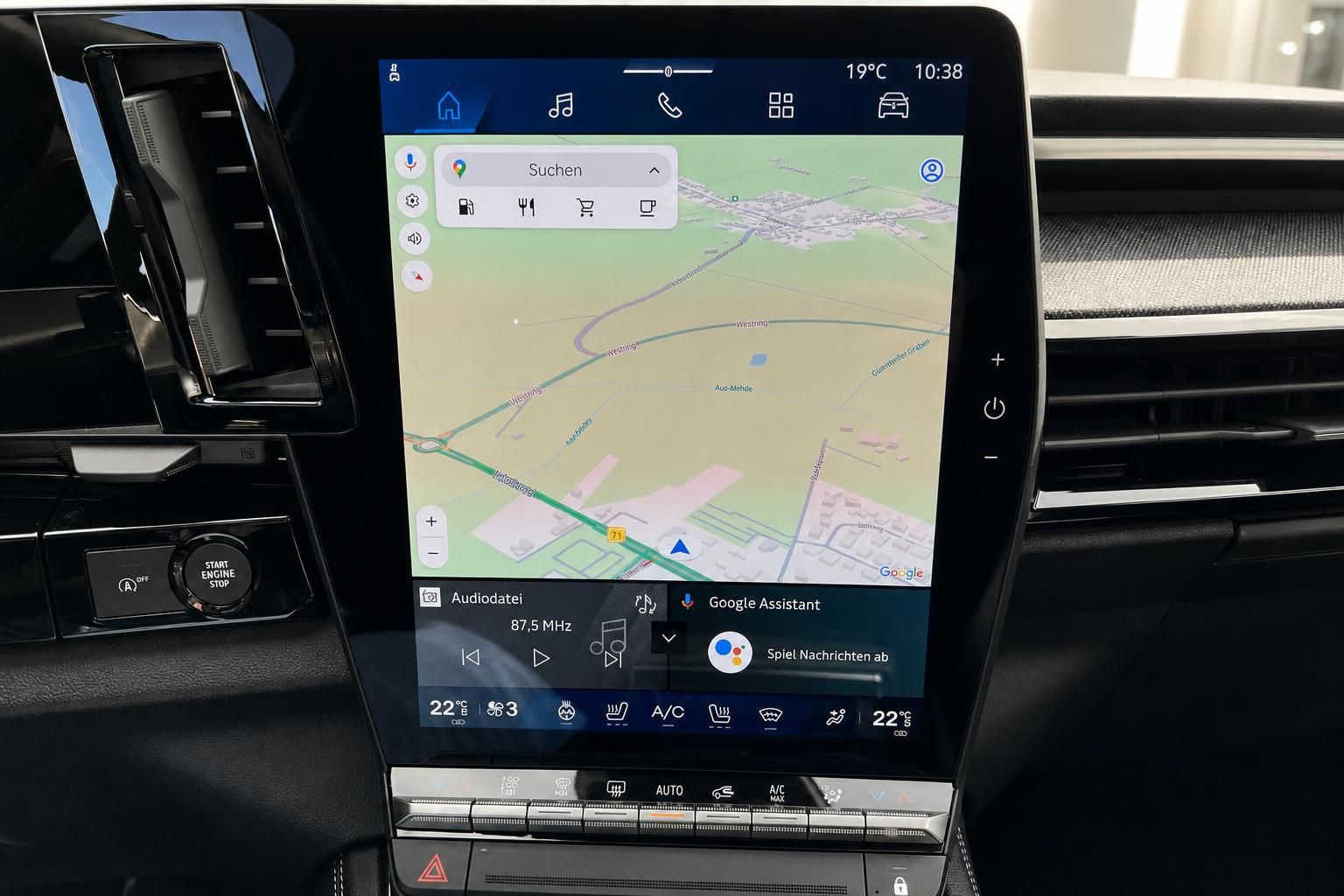 Infotainment-Bildschirm mit Navigationskarte und Klimabedienung im Auto