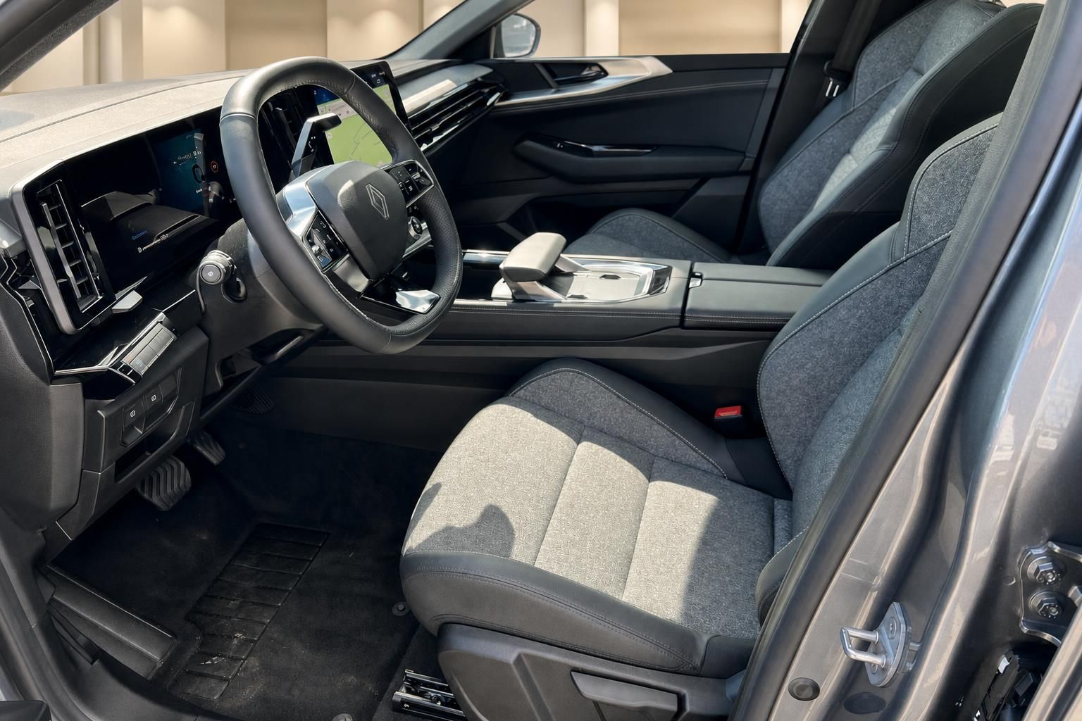 Renault Austral Innenraum mit Vordersitzen und Cockpit