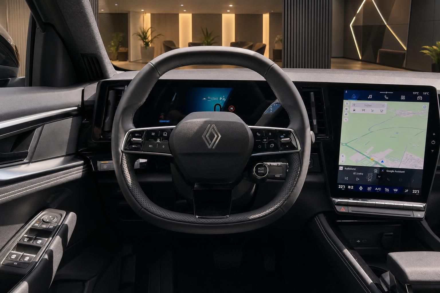 Cockpit mit Lenkrad und Navigationsdisplay im Renault Innenraum