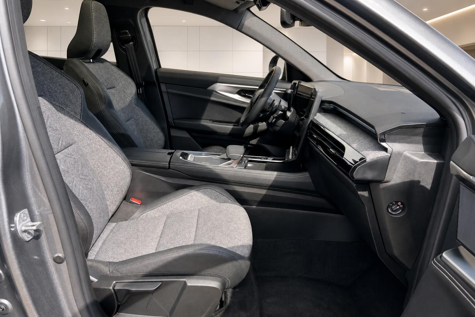 Fahrzeuginnenraum mit Vordersitzen und Cockpit in grauem Stoff-Leder-Design