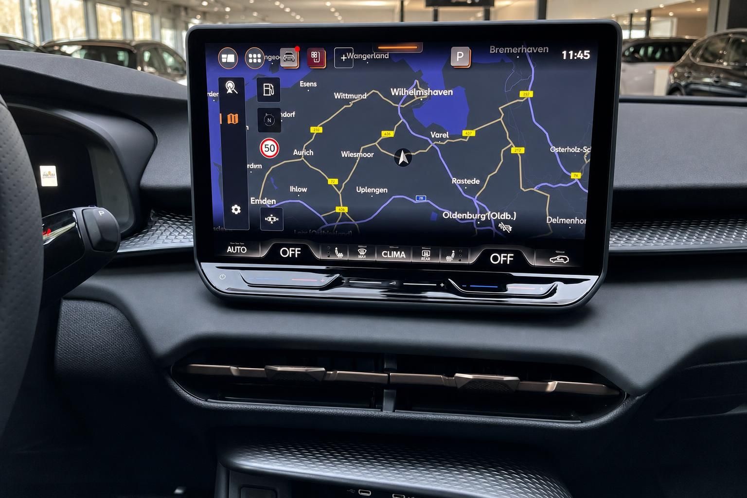 Infotainment-Display mit Navigationskarte und Klimabedienung im Fahrzeug