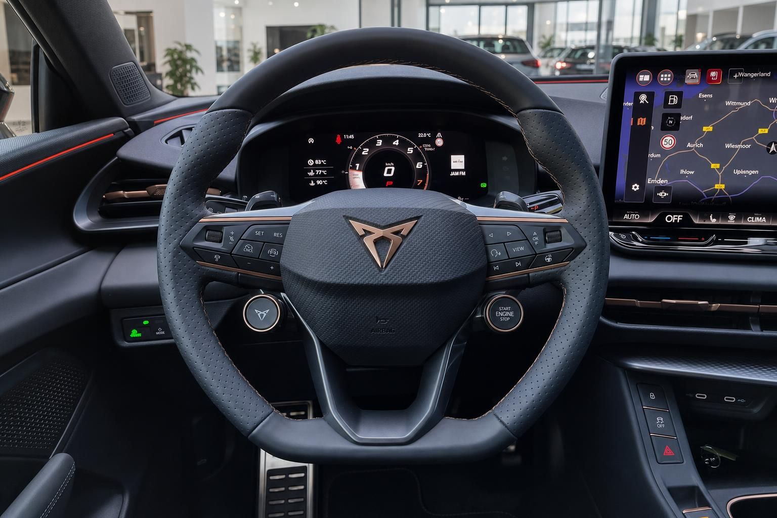 Cupra Lenkrad mit Multifunktionstasten und Blick auf Navigationsdisplay