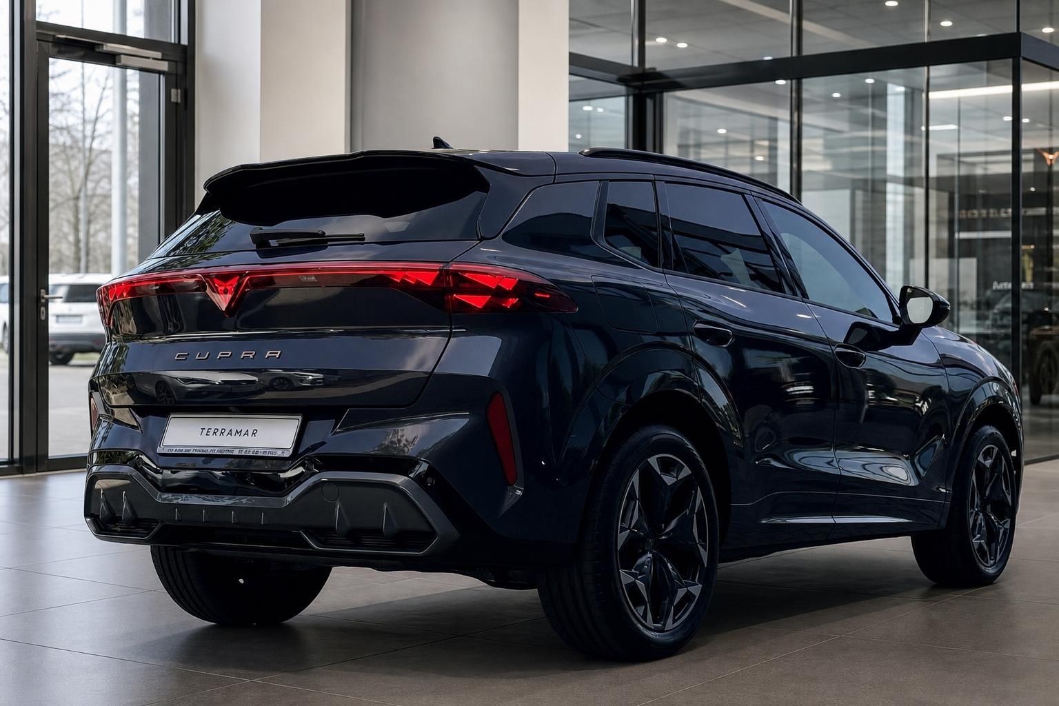 Cupra Terramar Heckansicht schräg, schwarz lackiert