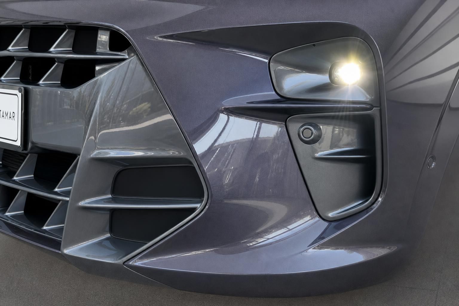 Frontstoßstange mit LED-Nebelscheinwerfer und Lufteinlässen im Detail