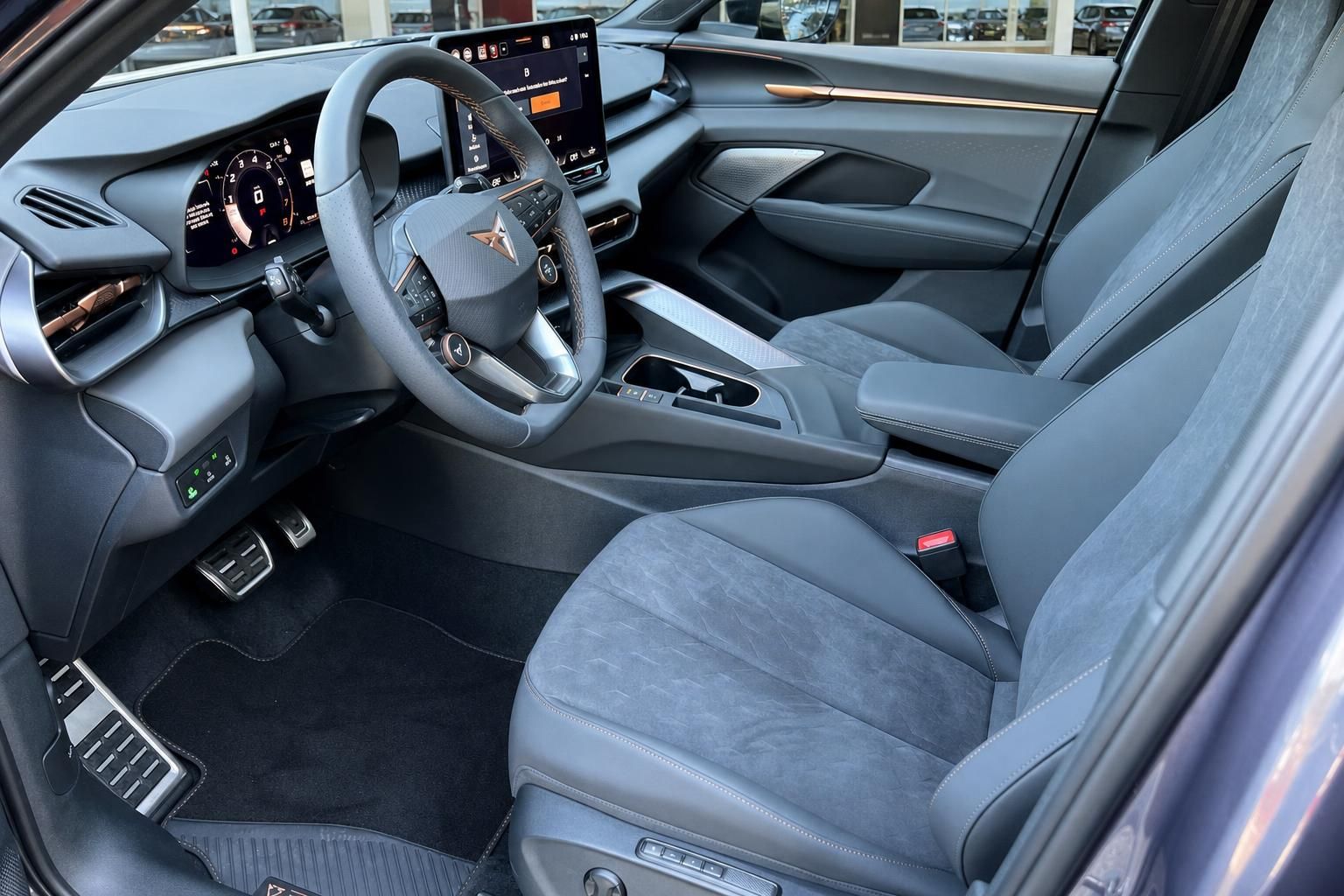 Cockpit mit Lenkrad, Digitalanzeige und Vordersitzen im Fahrzeuginnenraum