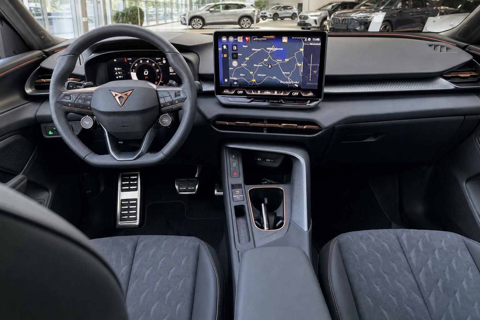 Fahrzeugcockpit mit Navigationssystem, Lenkrad und Sportsitzen von vorne