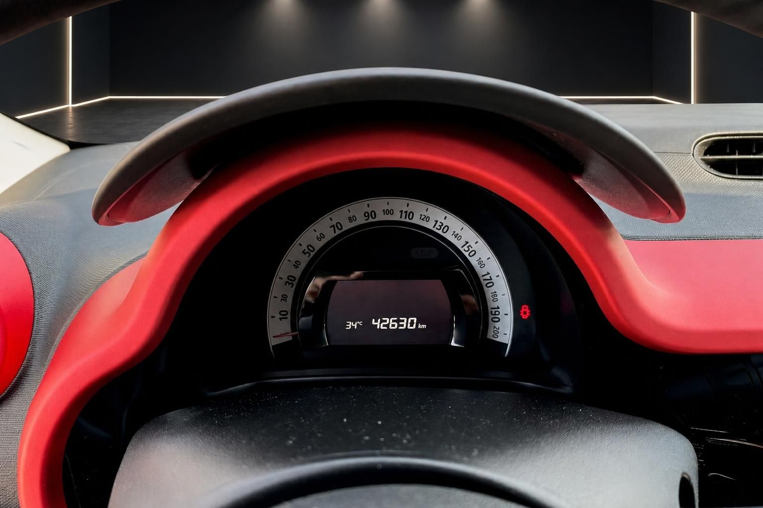Renault Twingo Tacho mit Kilometerstand und rotem Lenkrad Detail