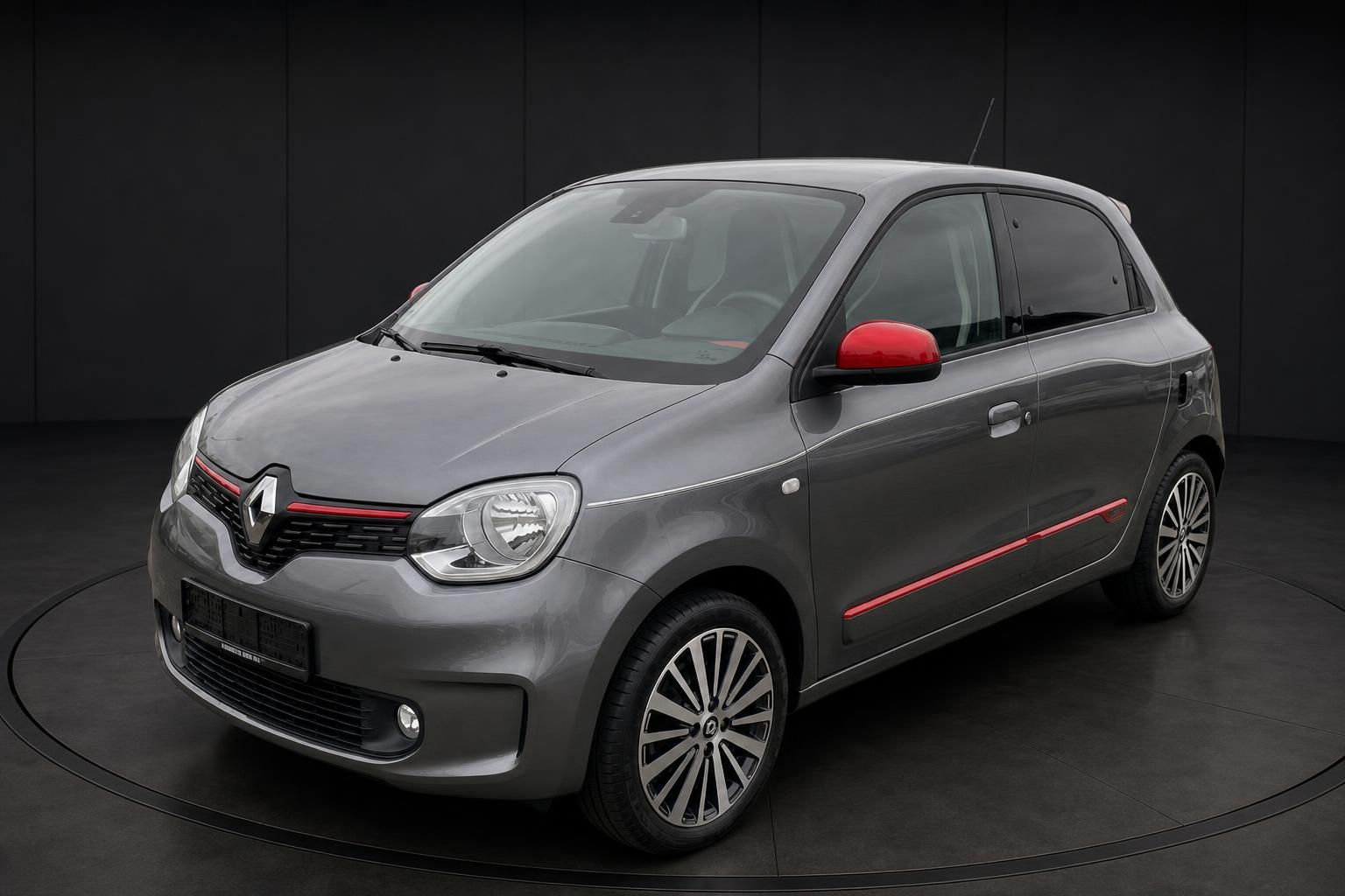 Renault Twingo grau in Frontansicht mit rotem Aussenspiegel