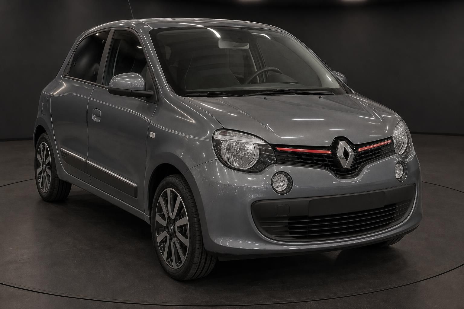 Renault Twingo grau Frontansicht im Studio praesentiert