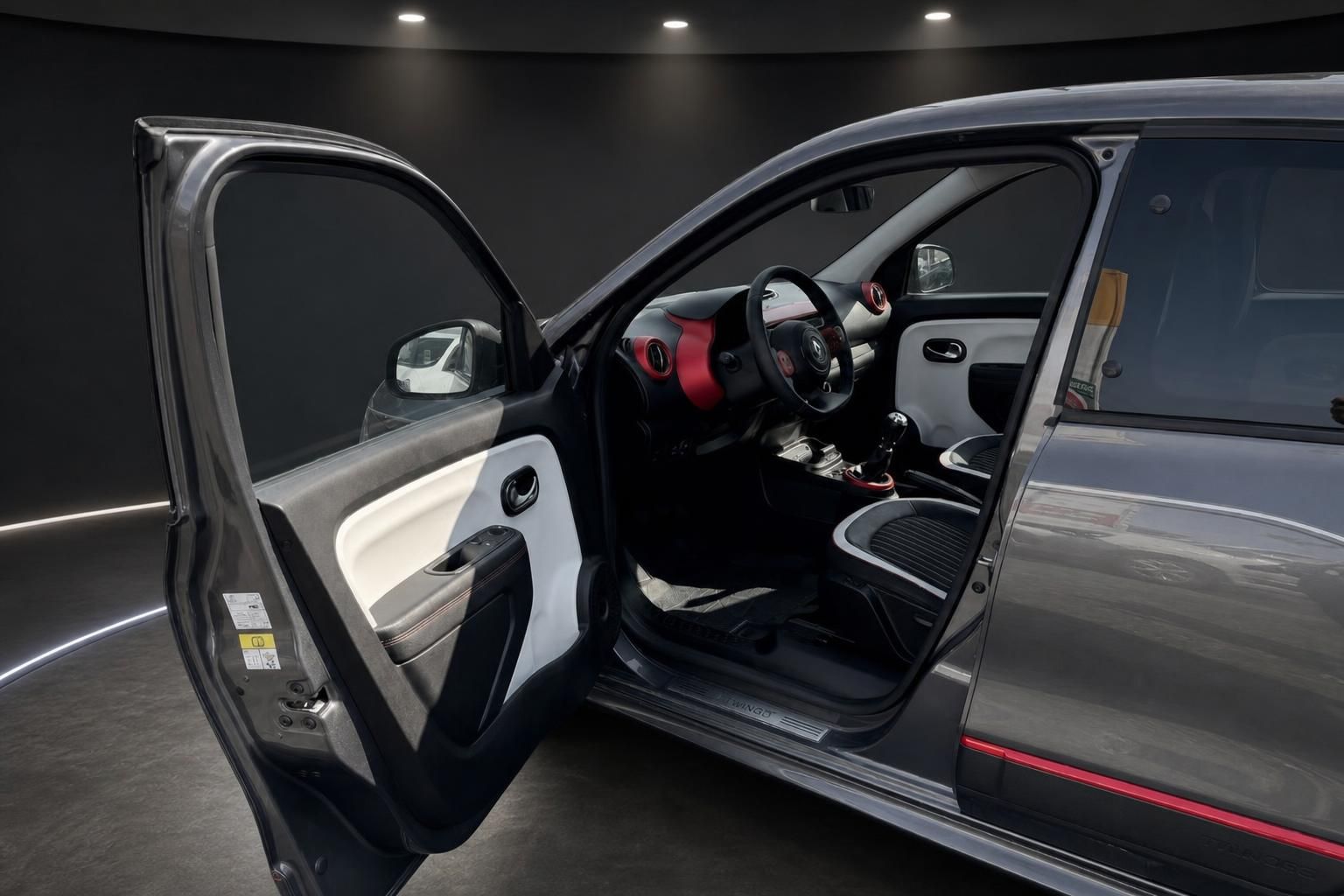 Renault Twingo Innenraum mit geoeffneter Fahrertuer und Cockpit