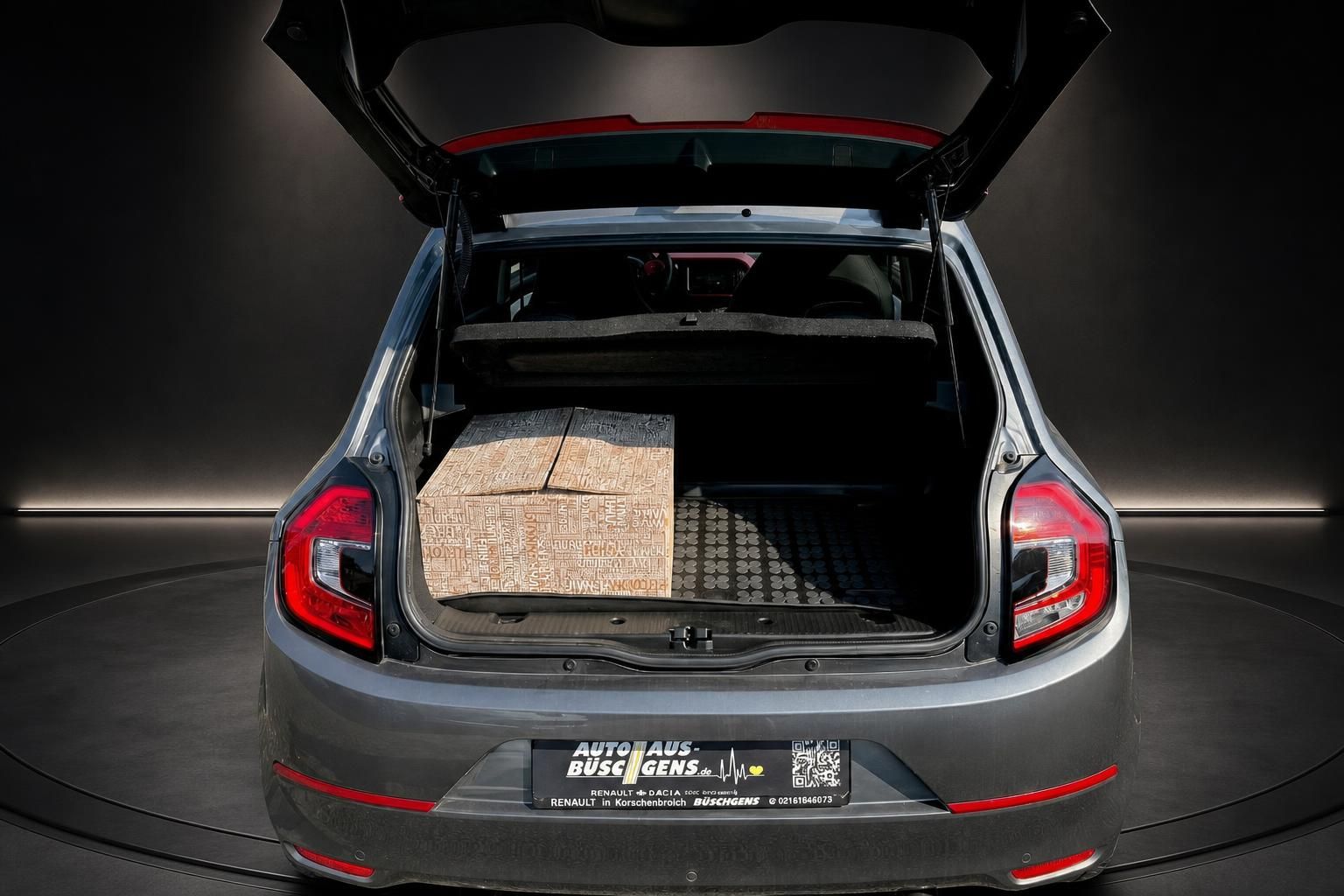 Renault Twingo Kofferraum mit geoeffneter Heckklappe und Ladung