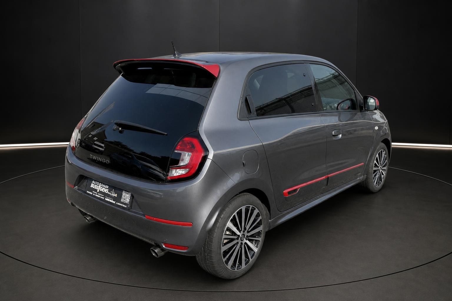 Renault Twingo grau von hinten mit Dachspoiler und Alufelgen