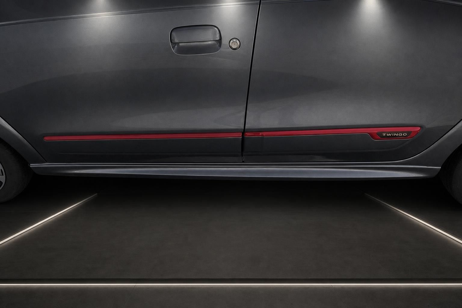 Renault Twingo Seitenschweller mit rotem Zierstreifen im Detail