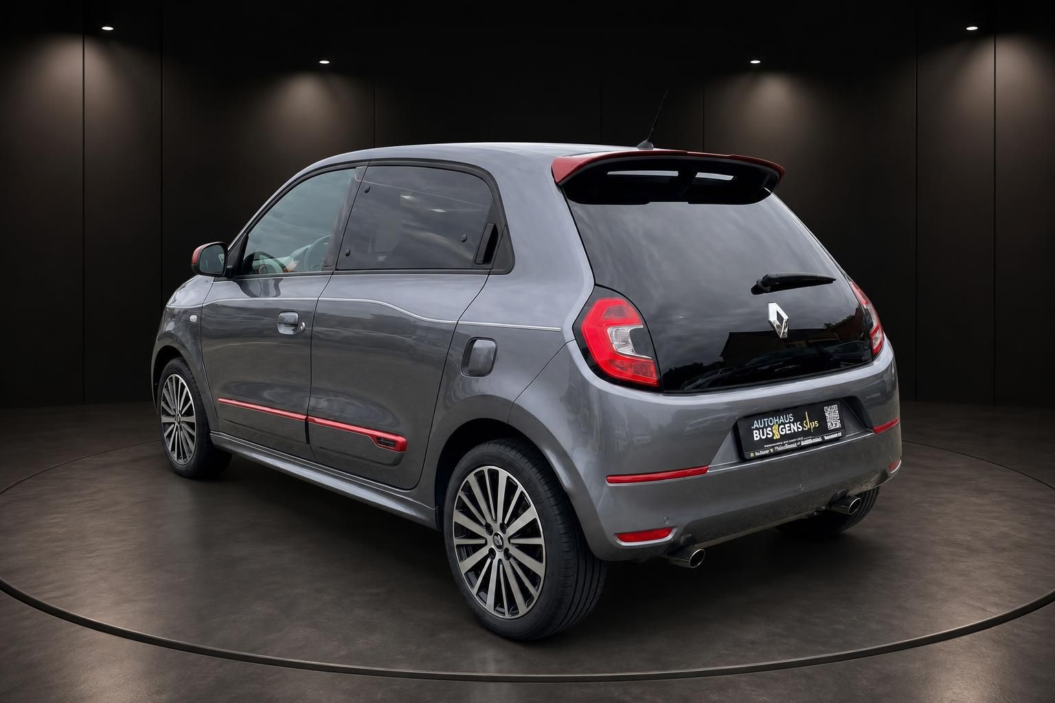 Renault Twingo grau Heckansicht mit rotem Zierstreifen und Spoiler