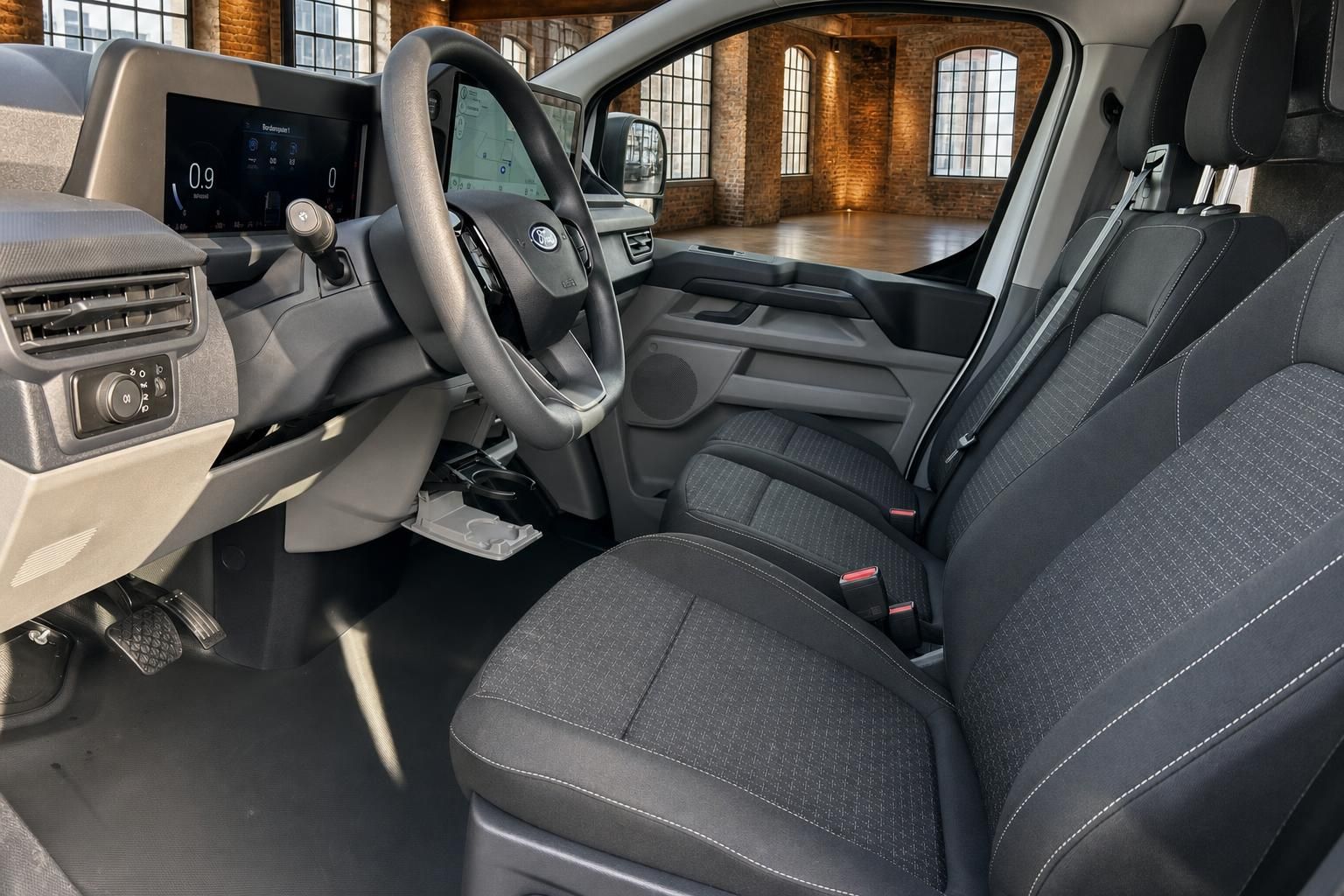 Ford Transit Innenraum: Vordersitze und Cockpit mit Touchscreen