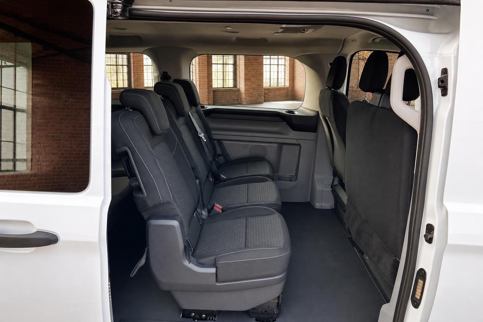 Ford Transit Innenraum mit Sitzreihen durch geoeffnete Schiebetuer