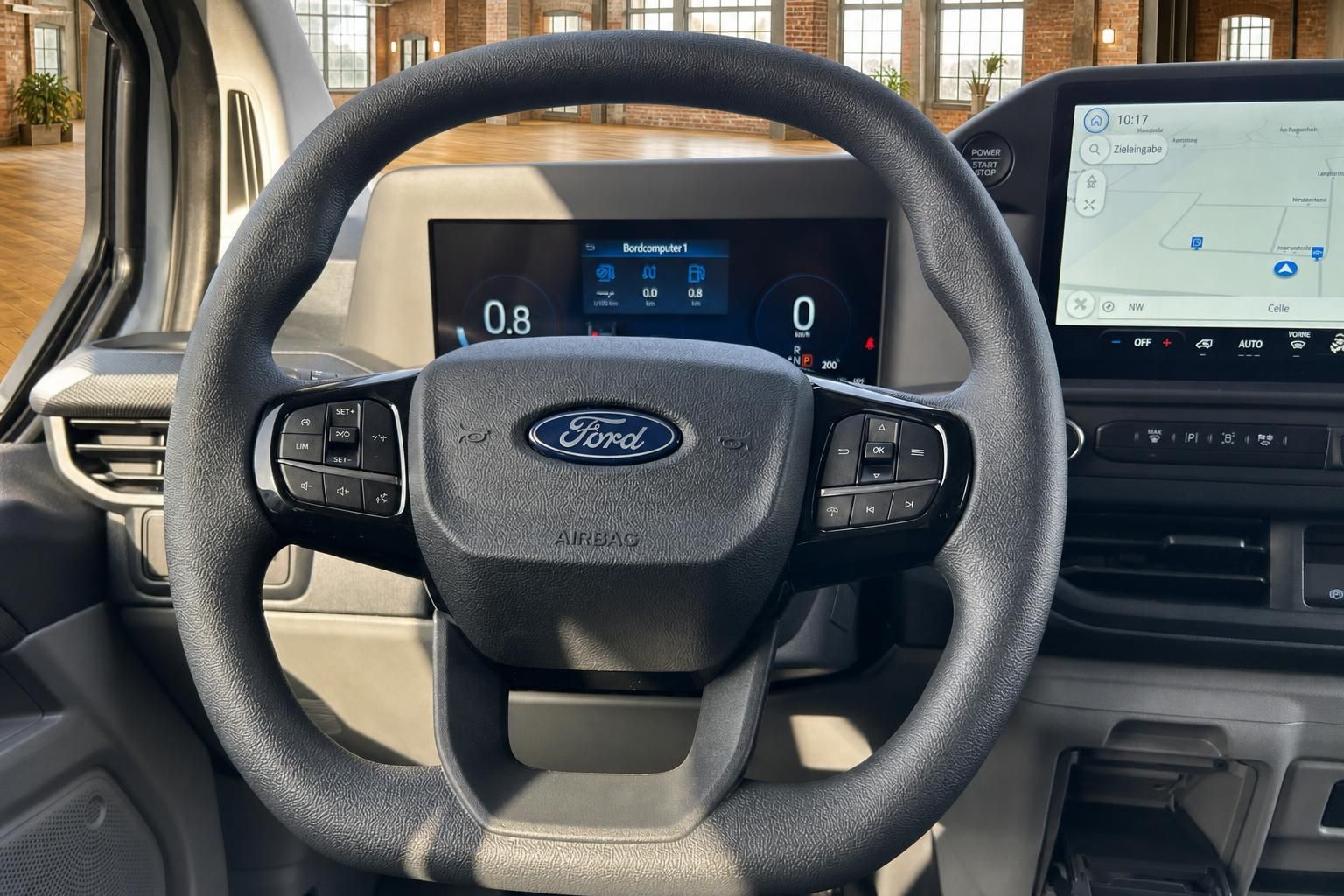 Ford Transit Lenkrad Nahaufnahme mit Bordcomputer und Navi-Display