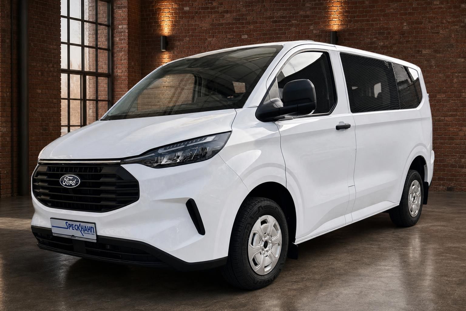 Ford Transit Custom weiß, Frontansicht schräg, Van in Halle