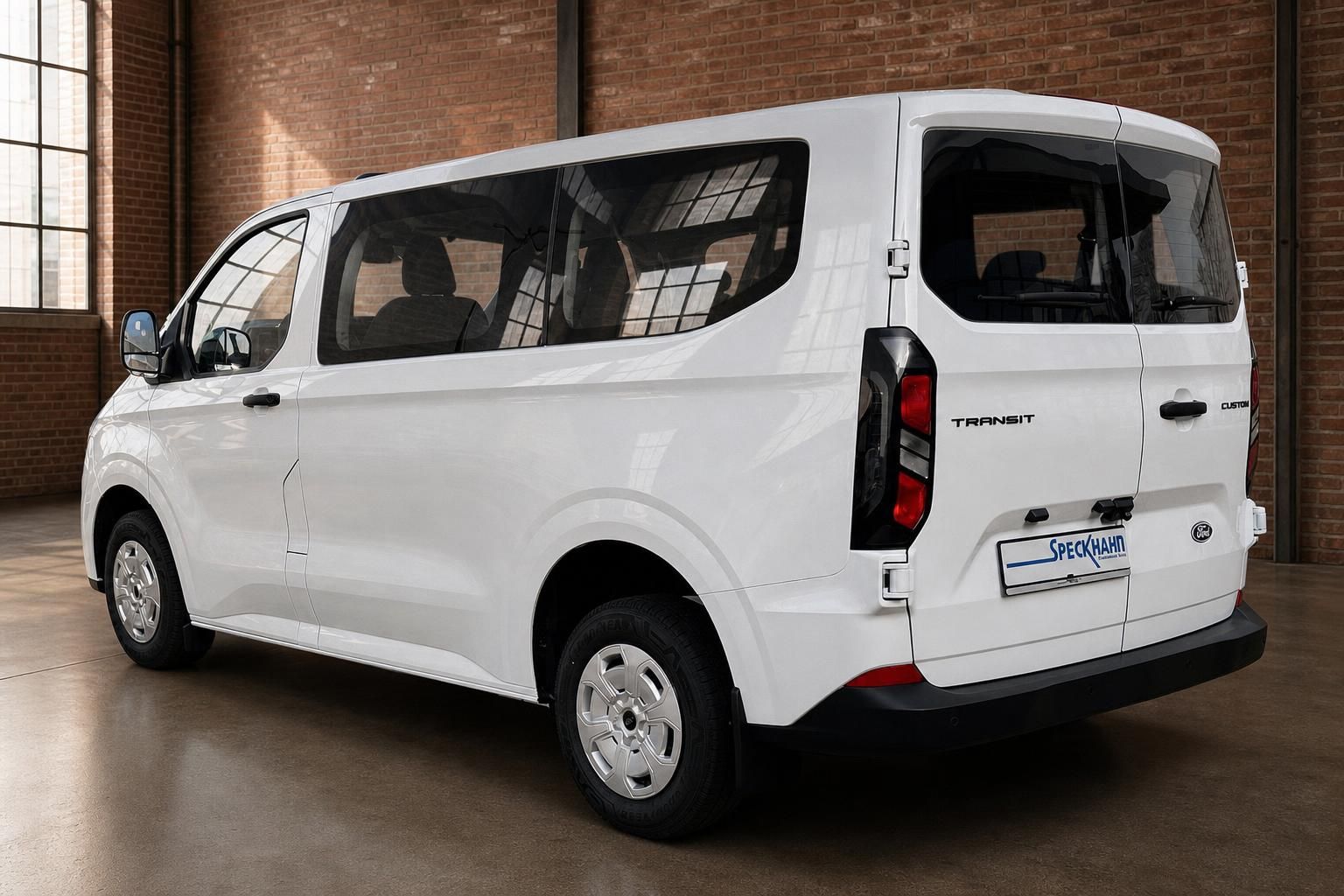 Ford Transit Custom weiß, Heckansicht schräg, Van in Industriehalle