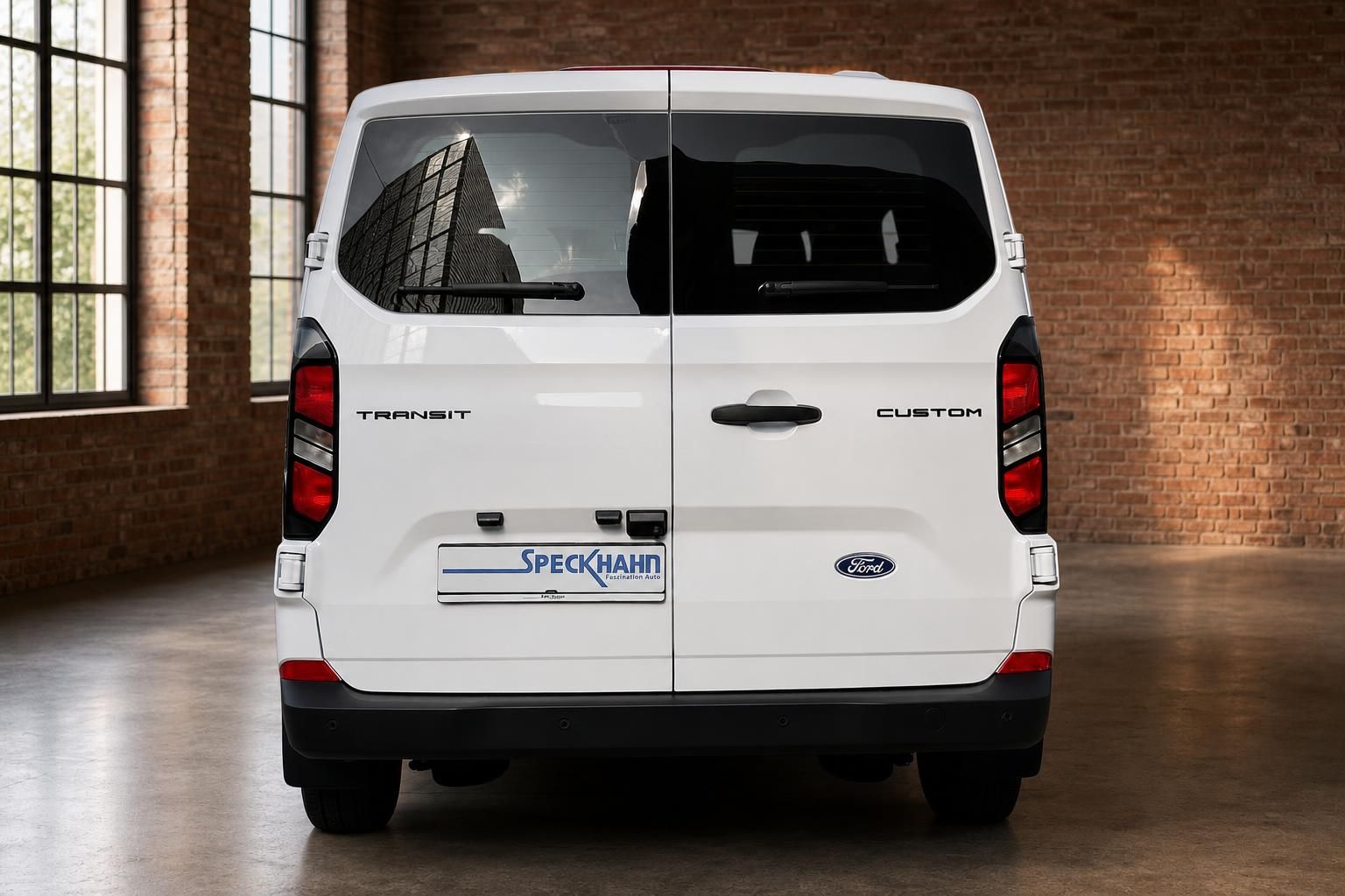 Ford Transit Custom weiß, Heckansicht frontal, Van mit Doppeltüren