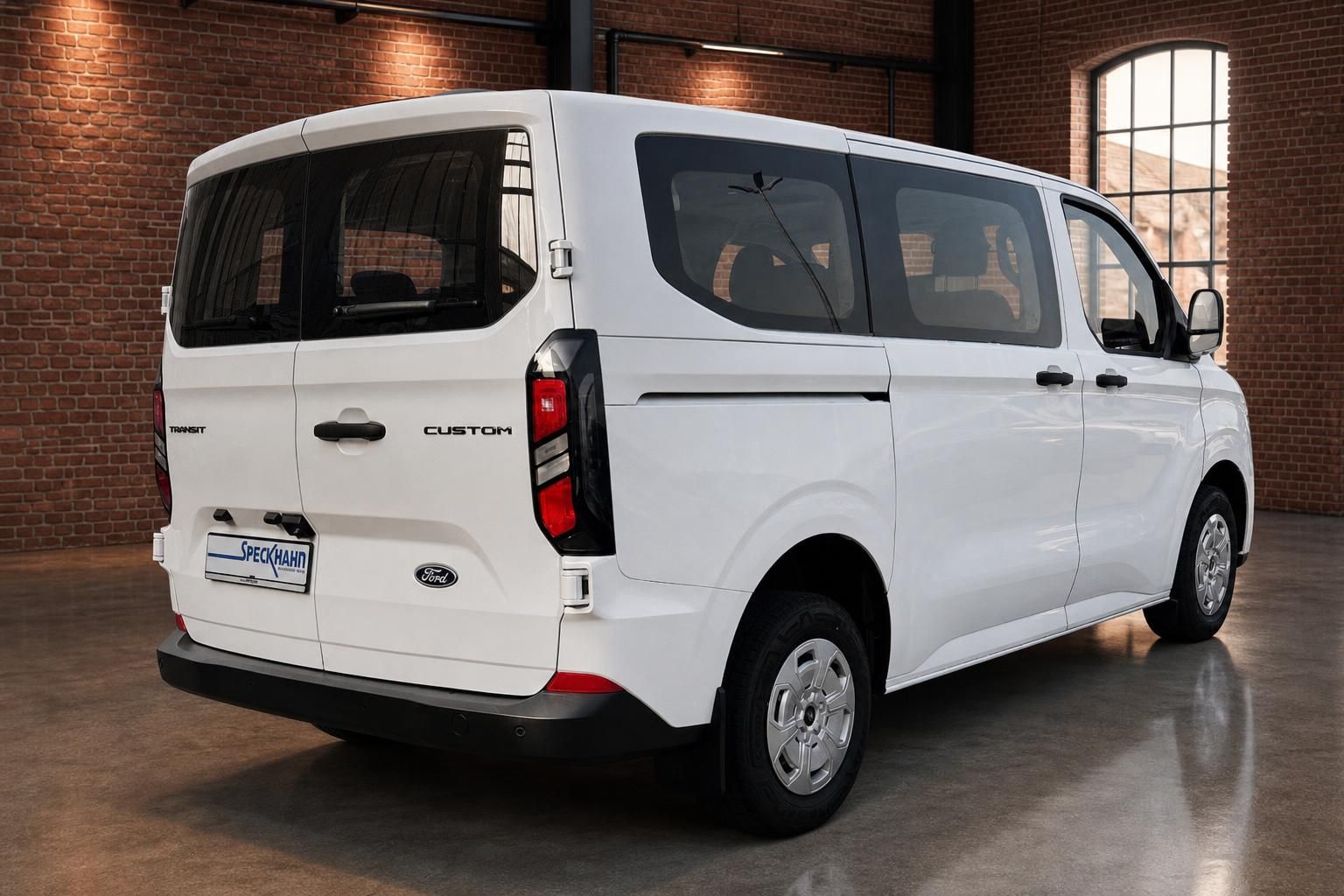 Ford Transit Custom weiß, Heckansicht schräg seitlich, Van Detailansicht