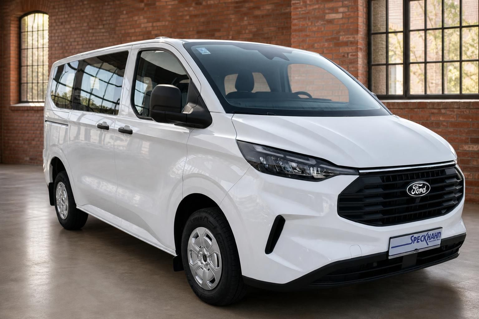 Ford Transit Custom weiß, Seitenansicht vorne, Kombi in Halle