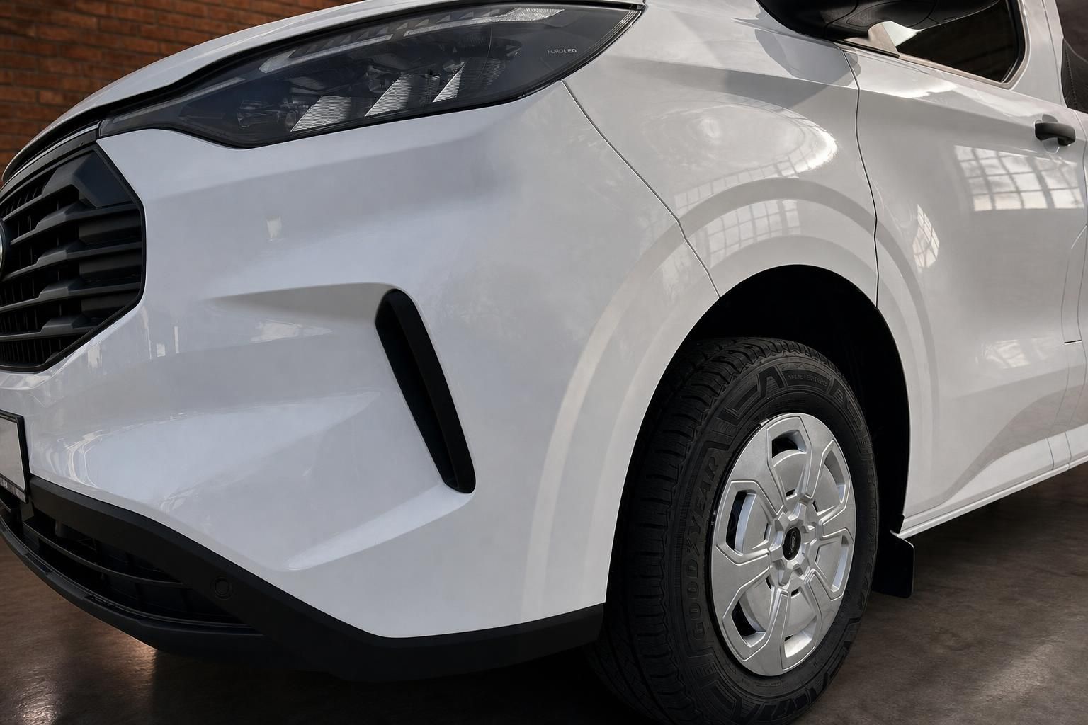 Ford Transit Custom weiß Detailansicht Frontstoßstange und Felge