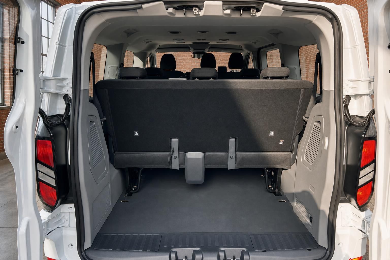 Ford Transit Custom Kofferraum mit umgeklappter Rücksitzbank und offenen Türen