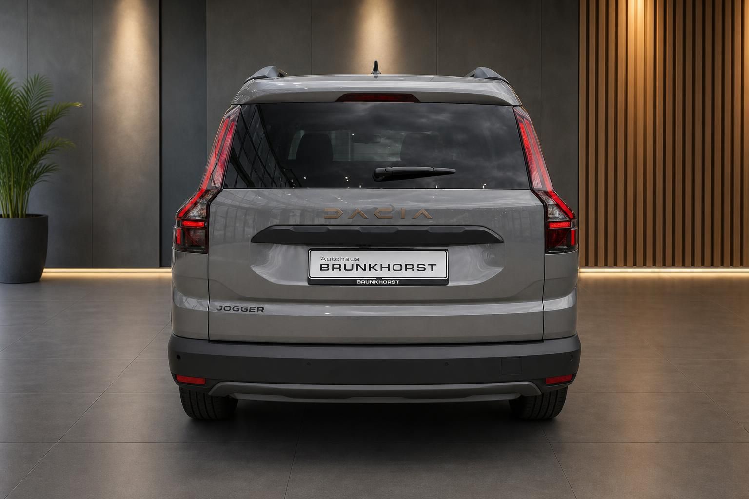 Dacia Jogger grau Heckansicht im Autohaus Brunkhorst Showroom
