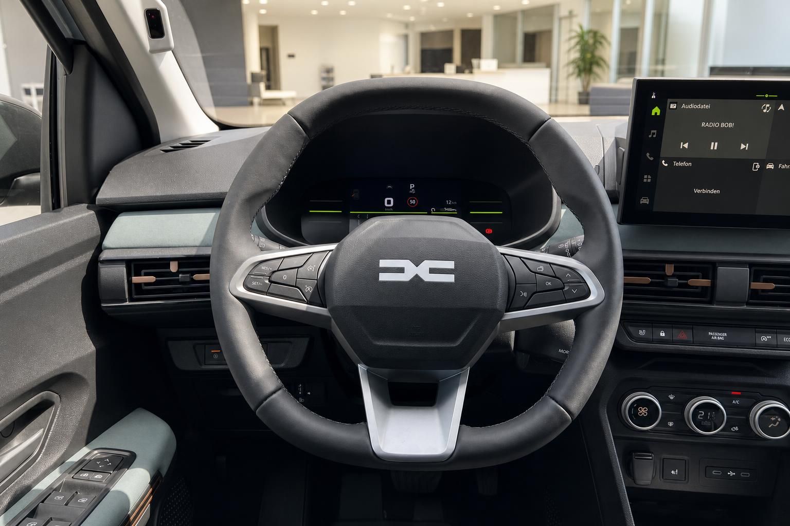 Modernes Auto Cockpit mit Lenkrad, digitalem Tacho und Touchscreen-Display im Innenraum