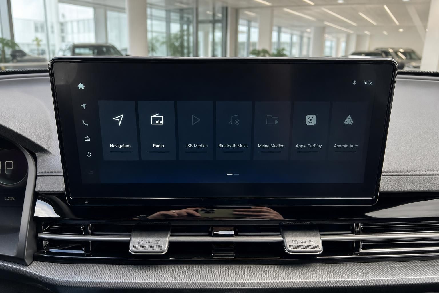 Touchscreen-Infotainmentsystem mit Navigationsmenu - Fahrzeug-Multimedia-Display