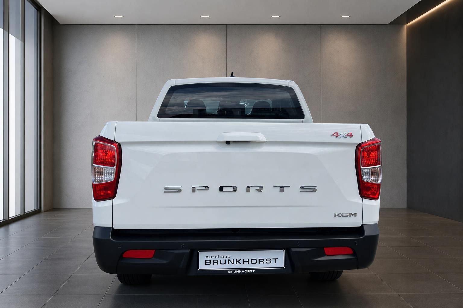 Pick-up Truck Heckansicht weiß mit Sports-Schriftzug, roten Rücklichtern und Händlerkennzeichen