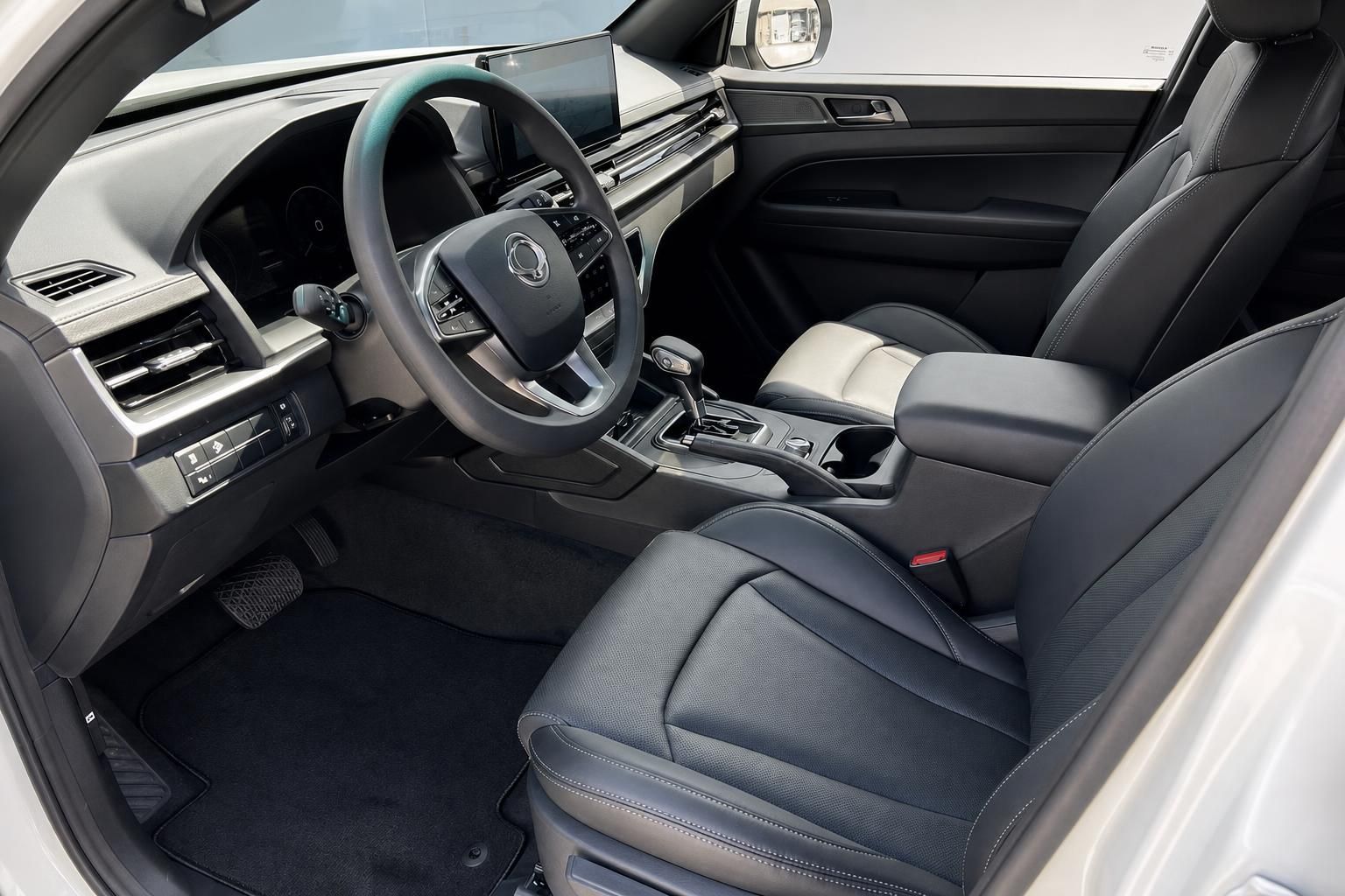 Pick-up Truck Innenraum mit schwarzen Ledersitzen, Automatikgetriebe und modernem Armaturenbrett