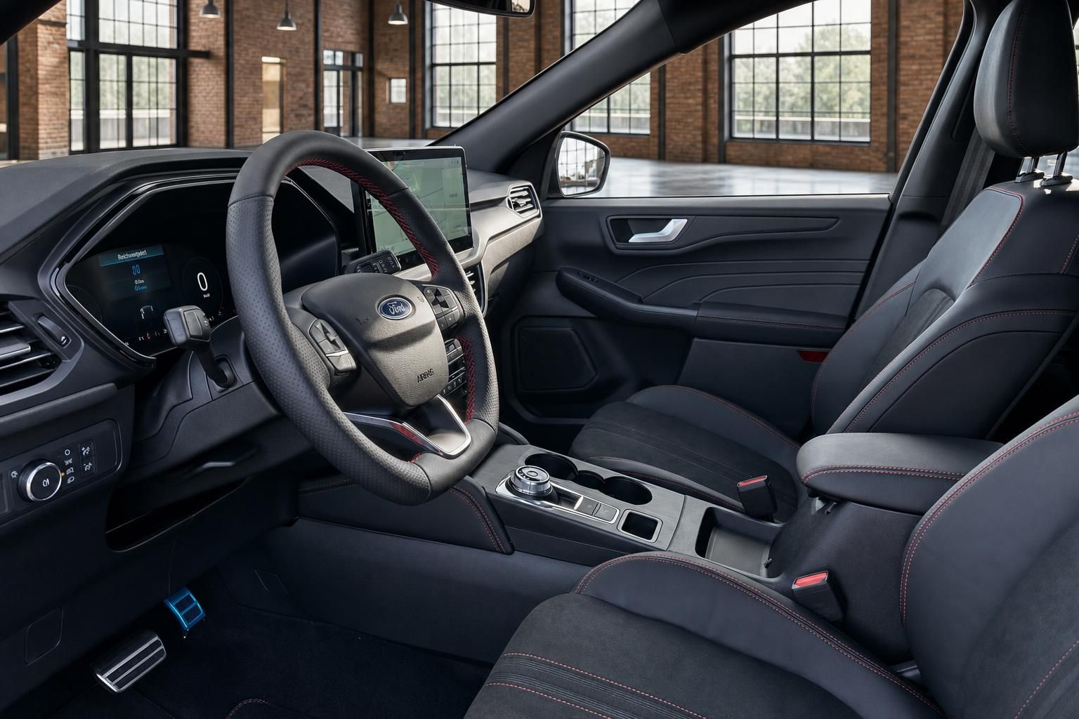Ford Kuga Innenraum Fahrerseite – Lenkrad, Touchscreen und Sportsitze mit roter Kontrastnaht
