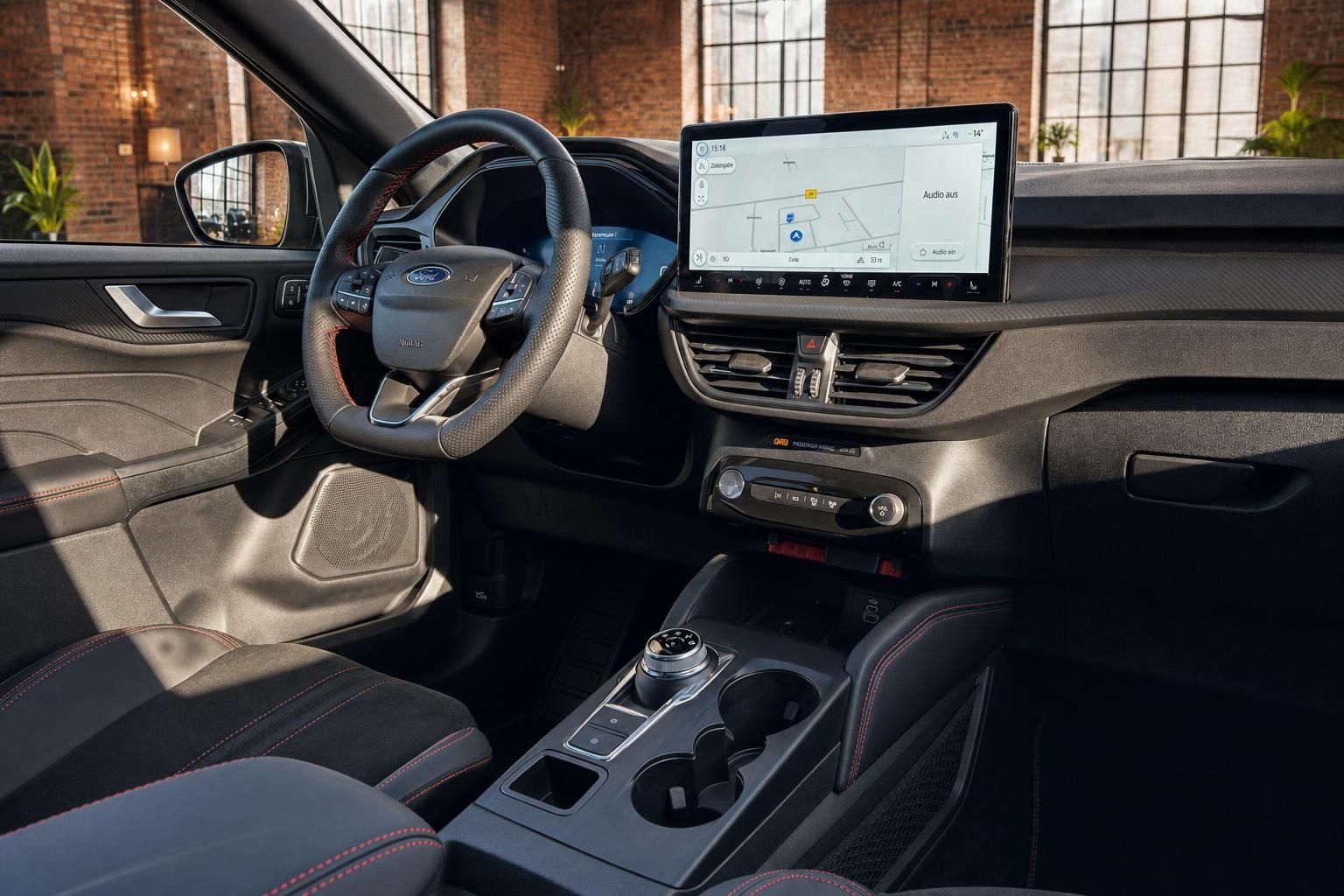 Ford Kuga Cockpit mit großem Touchscreen-Navigationssystem, Lenkrad und Mittelkonsole