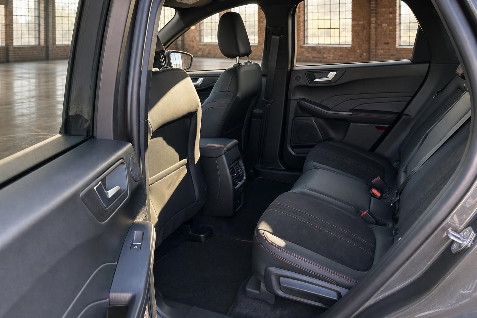 Ford Kuga Rücksitzbank mit schwarzen Sportsitzen, roter Kontrastnaht und Fondklimatisierung