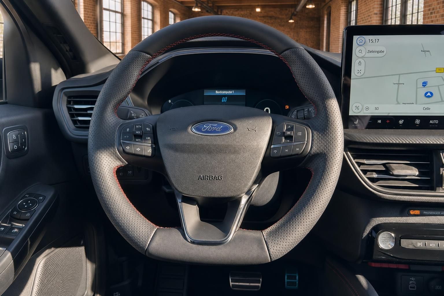 Ford Kuga Sportlenkrad mit roter Naht, Airbag und digitalem Tacho im Hintergrund