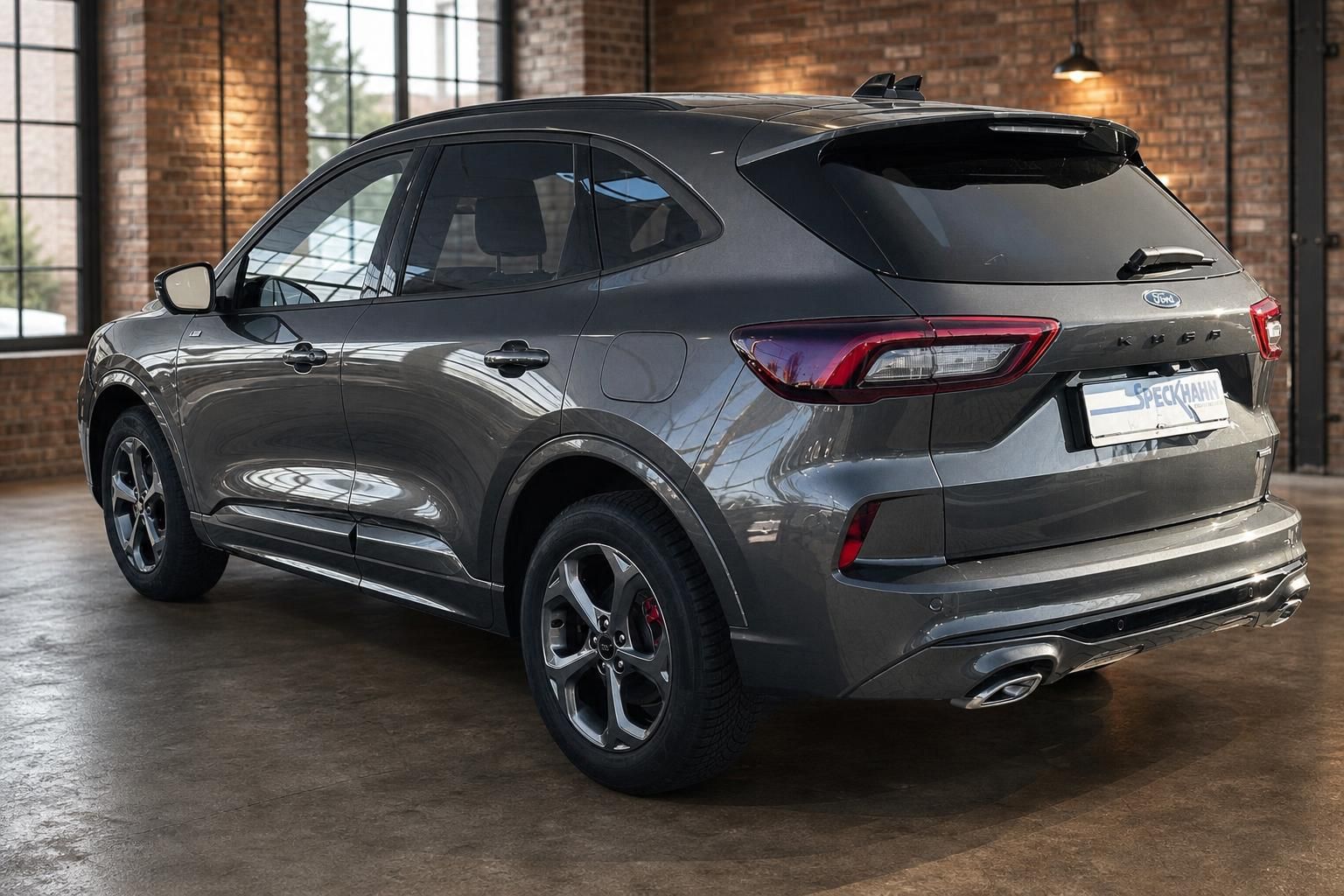 Ford Kuga Hybrid grau Heckansicht schräg links – ST-Line SUV mit Sportauspuff bei Speckhahn