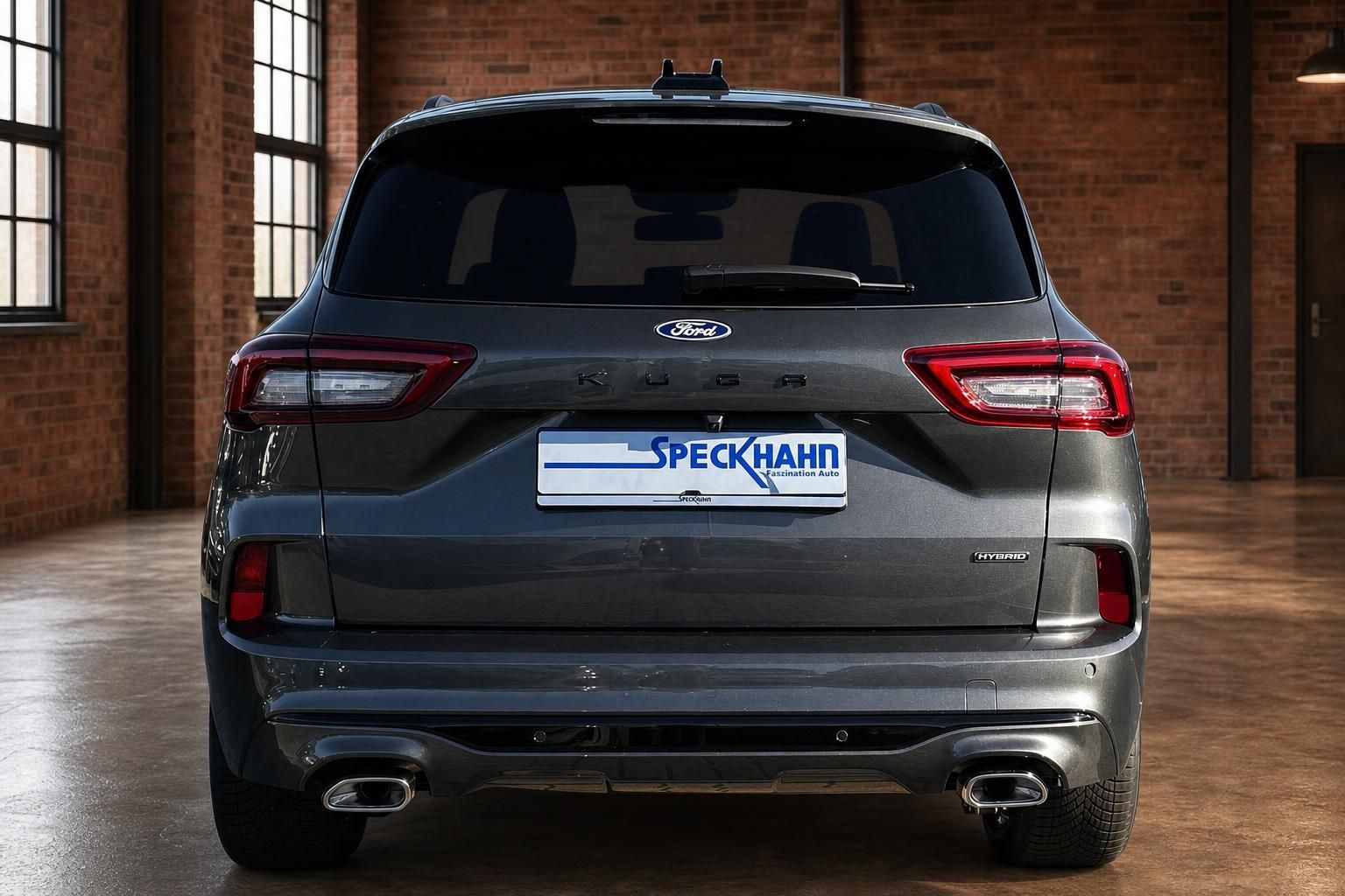 Ford Kuga Hybrid grau Heckansicht – SUV mit Speckhahn Kennzeichenrahmen, Auspuff Doppelendrohr