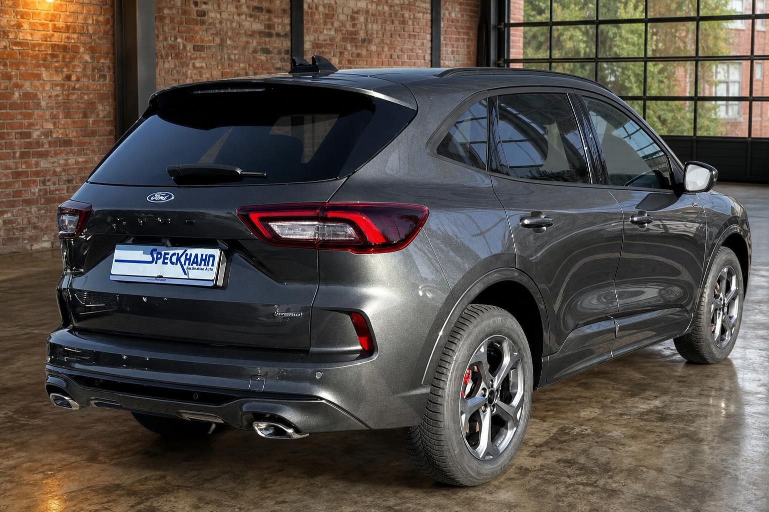 Ford Kuga ST-Line Hybrid grau Heck schräg rechts – SUV mit roten Bremssätteln bei Speckhahn