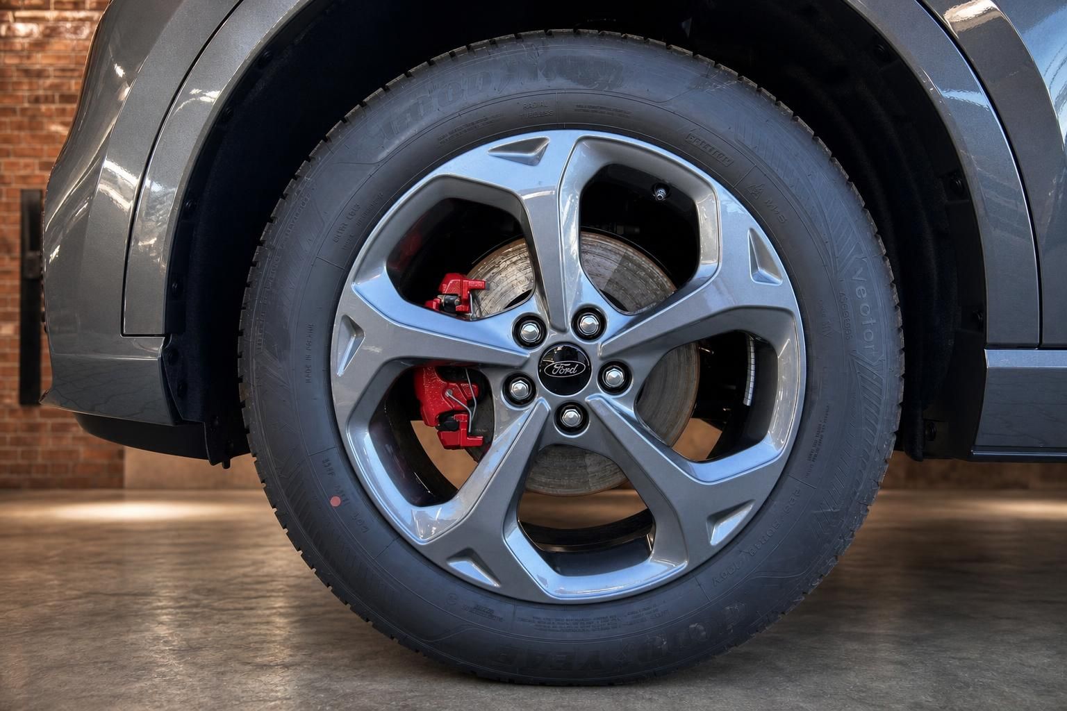 Ford Kuga Alufelge Detailansicht mit rotem Bremssattel und Ford-Logo – SUV grau
