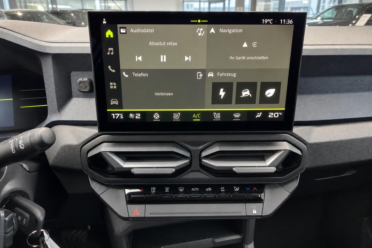 Fahrzeug Infotainment-System mit Touchscreen, Navigation, Audio und Klimasteuerung im Innenraum