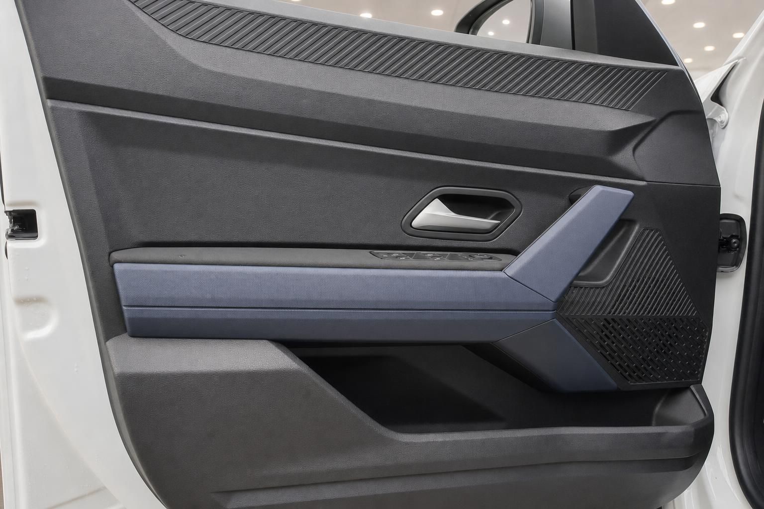Dacia SUV Türverkleidung innen schwarz-blau mit Türgriff und Lautsprecher