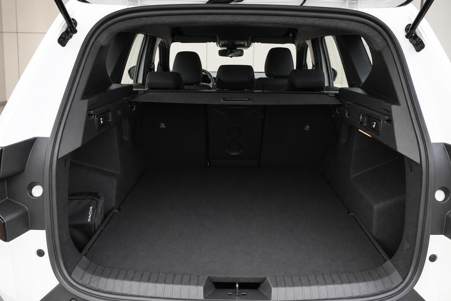 Dacia Kofferraum geöffnet mit großem Laderaum, Gepäcktasche und umgeklappten Rücksitzen