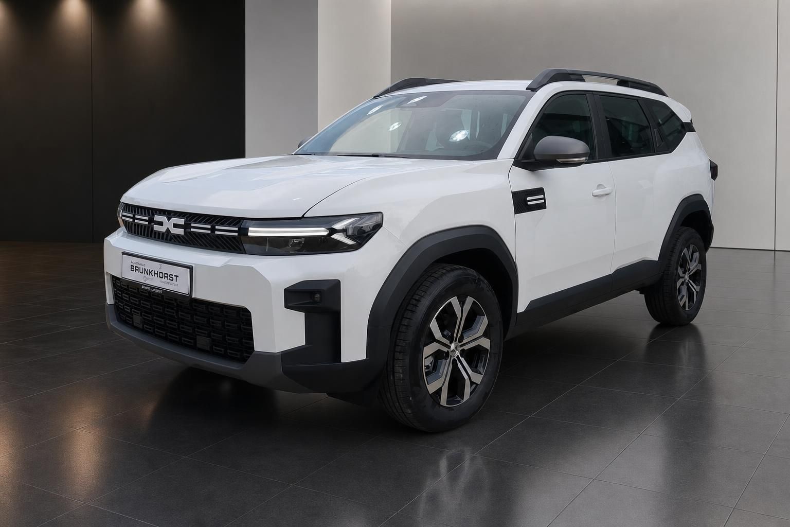 Dacia Bigster Hybrid weiss Schraegansicht vorne links im Autohaus Brunkhorst