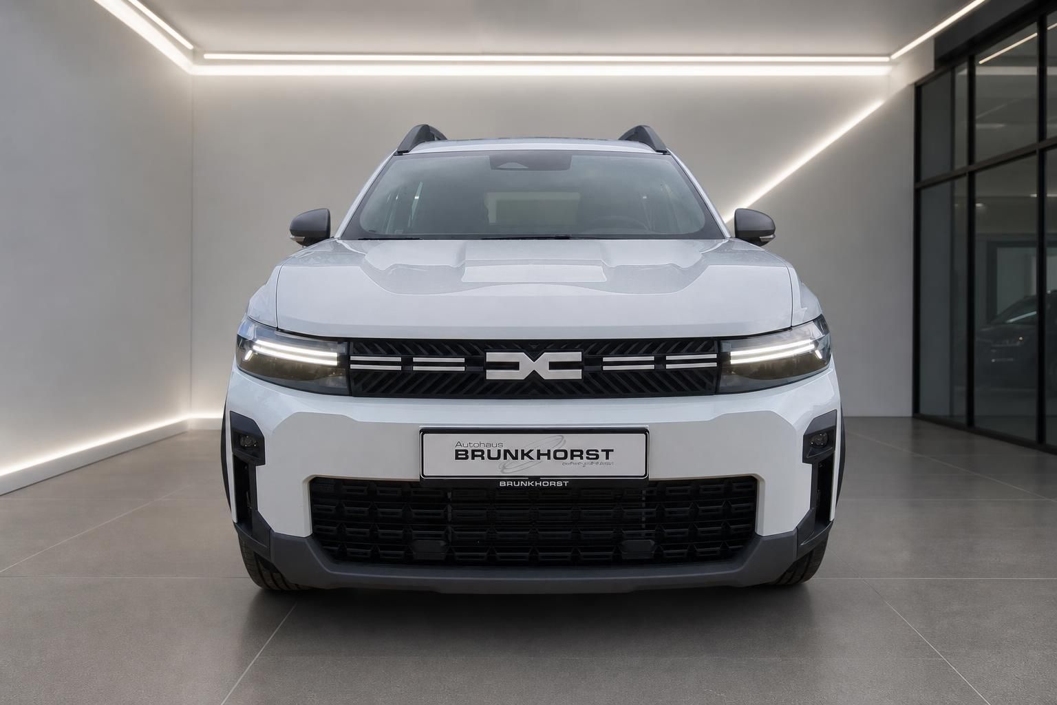 Dacia Bigster Hybrid weiss Frontansicht im Autohaus Brunkhorst