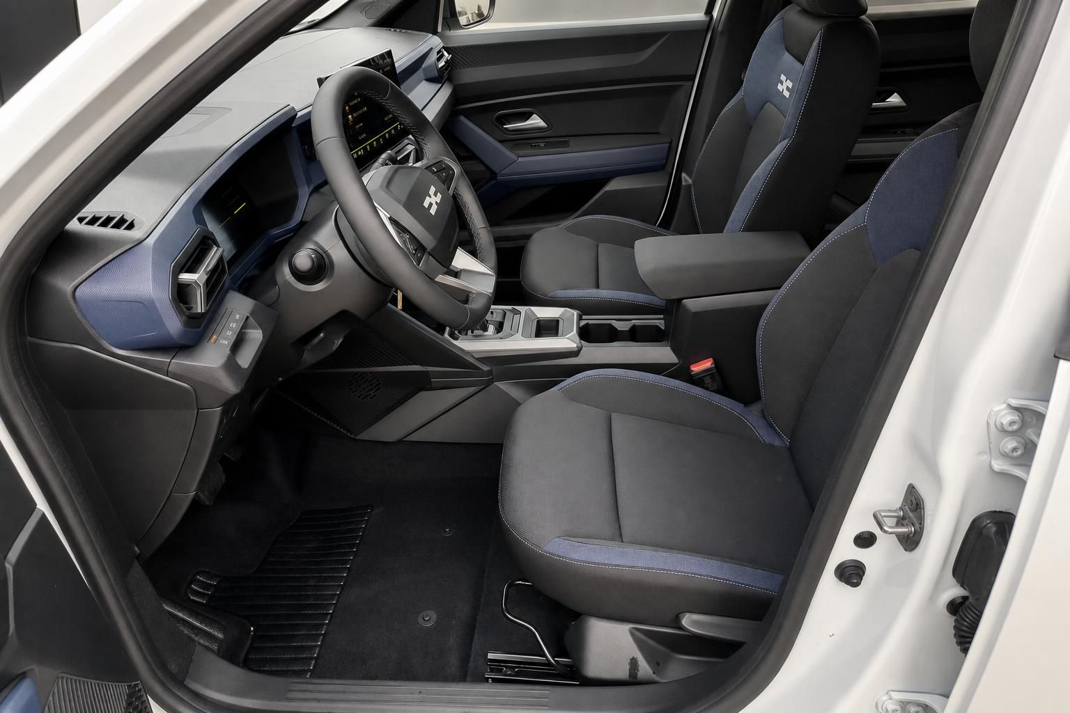 Dacia Bigster Innenraum Vordersitze mit blau-schwarzer Stoffpolsterung und Cockpit
