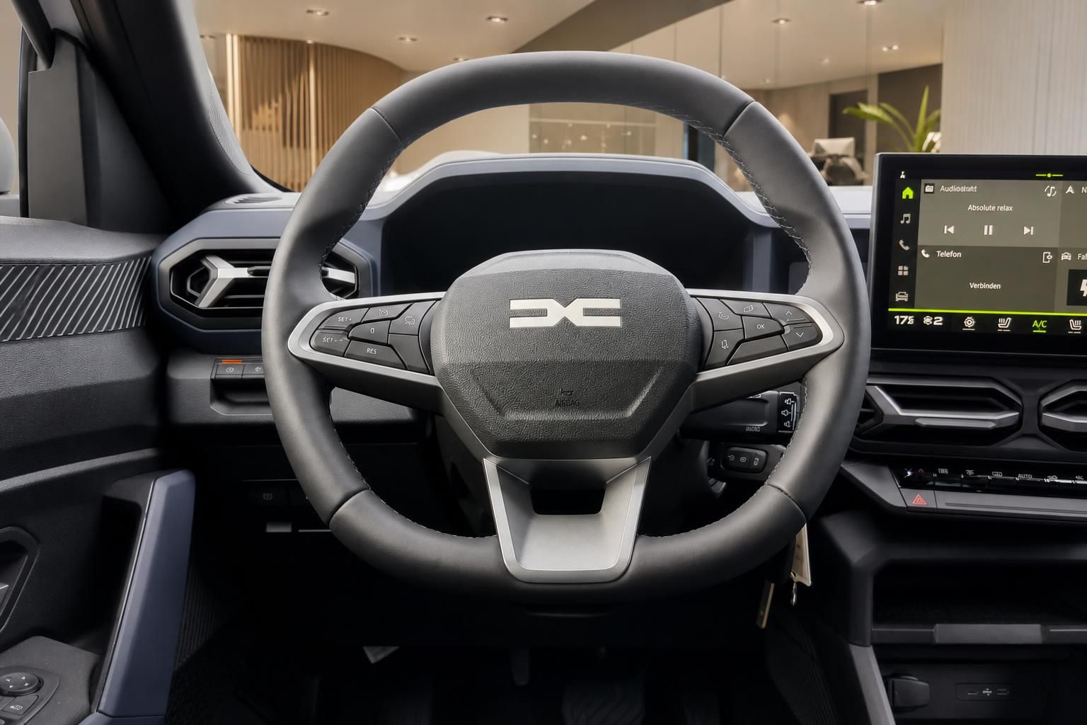 Dacia Innenraum Lenkrad mit Logo und digitalem Infotainment-Display